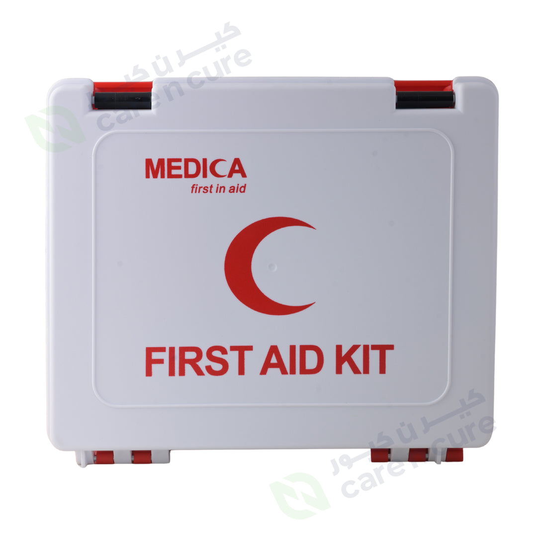 صندوق إسعافات أولية من ميديكا معبأ باللون الأحمر