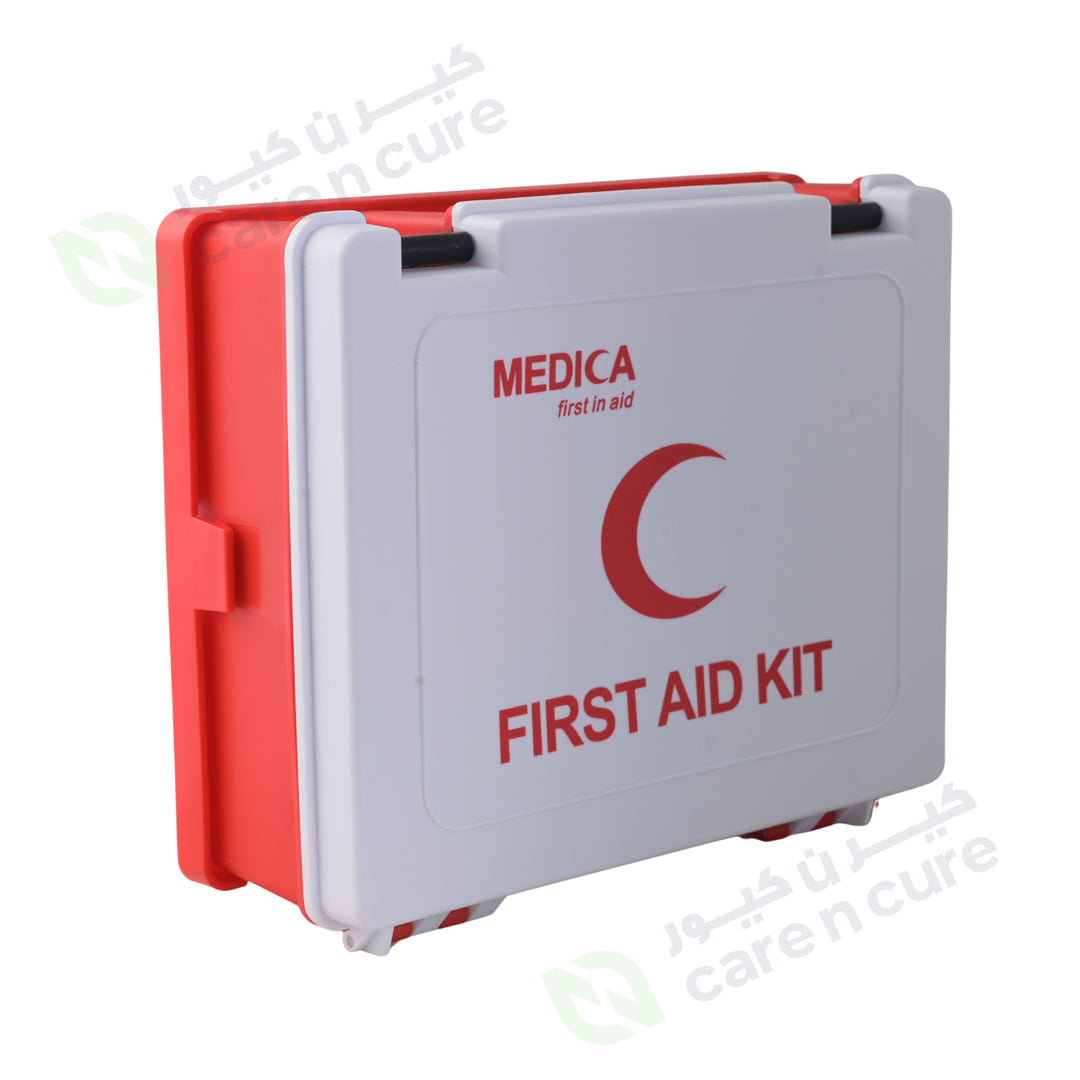 صندوق إسعافات أولية من ميديكا معبأ باللون الأحمر